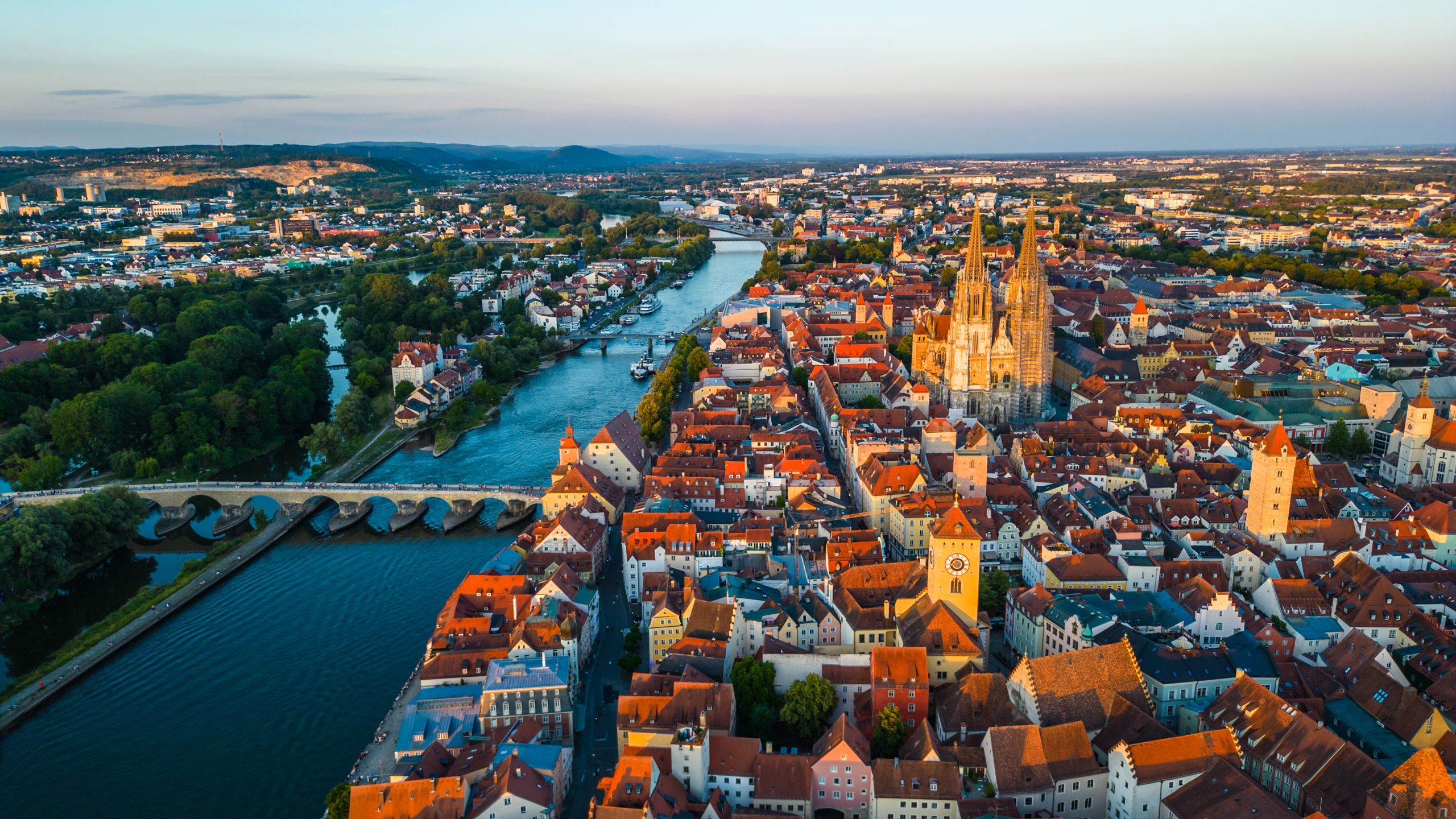 Dronebilde av Regensburg, bilde av kanaler emd broen over, og gamlebyen med en stor katedral.