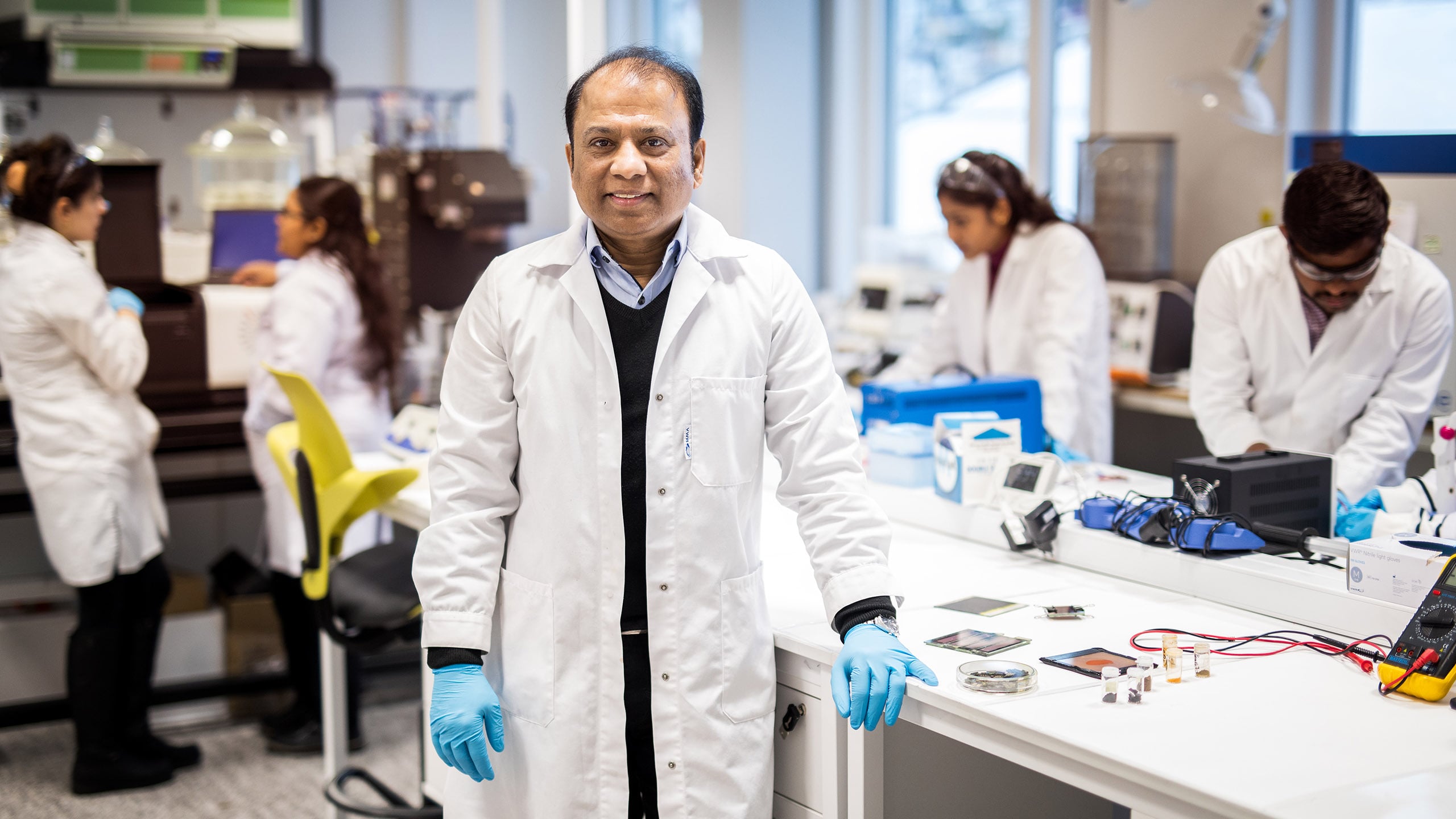 Professor Dhayalan Velauthapillai har forska på nanomateriale til energiproduksjon i mange år. Her er han på laboratoriet ved HVL Bergen. 