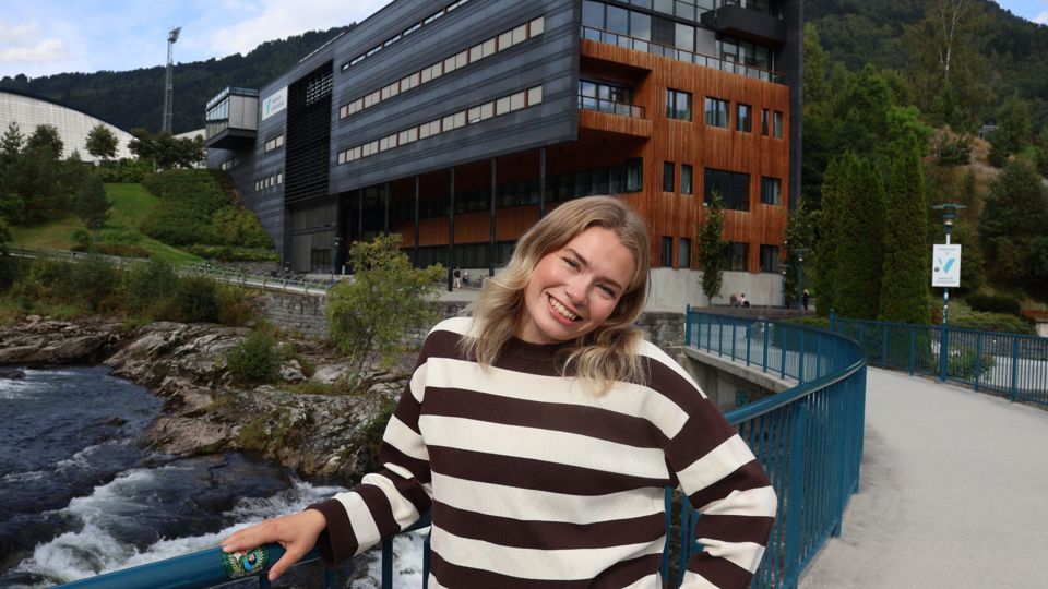 Student utenfor campus Sogndal