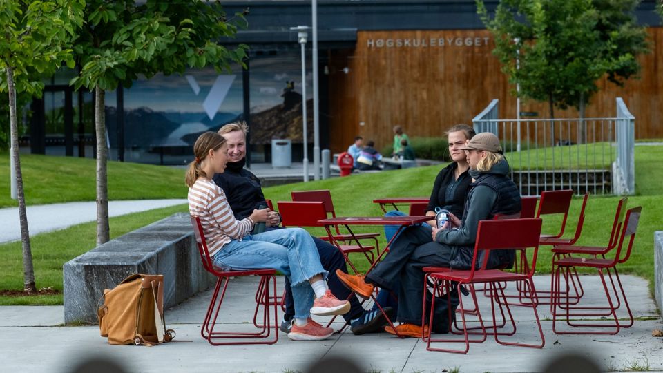 studenter utenfor HVL campus Sogndal