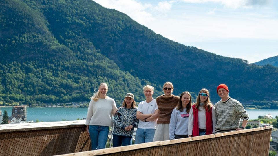 syv studenter foran fjell og fjord i Sogndal