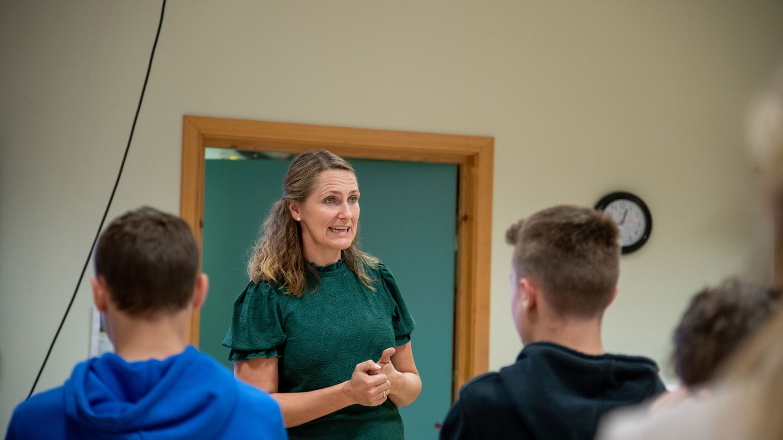 En lærer som underviser foran elever