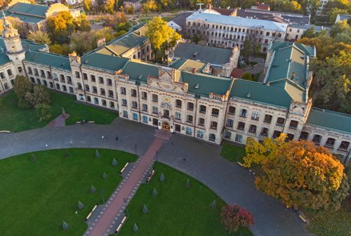 Foto ovenfra av et stort, hvitt universitetsbygg i Ukraina