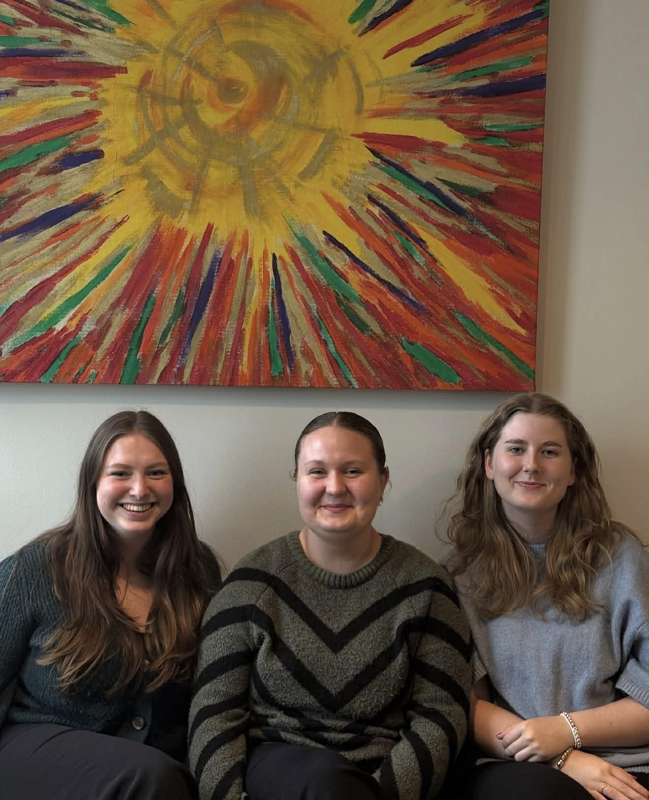 Onsdagsteamet høsten 2025 var tre studenter. Fra venstre: Hedda, Amanda og Frida W