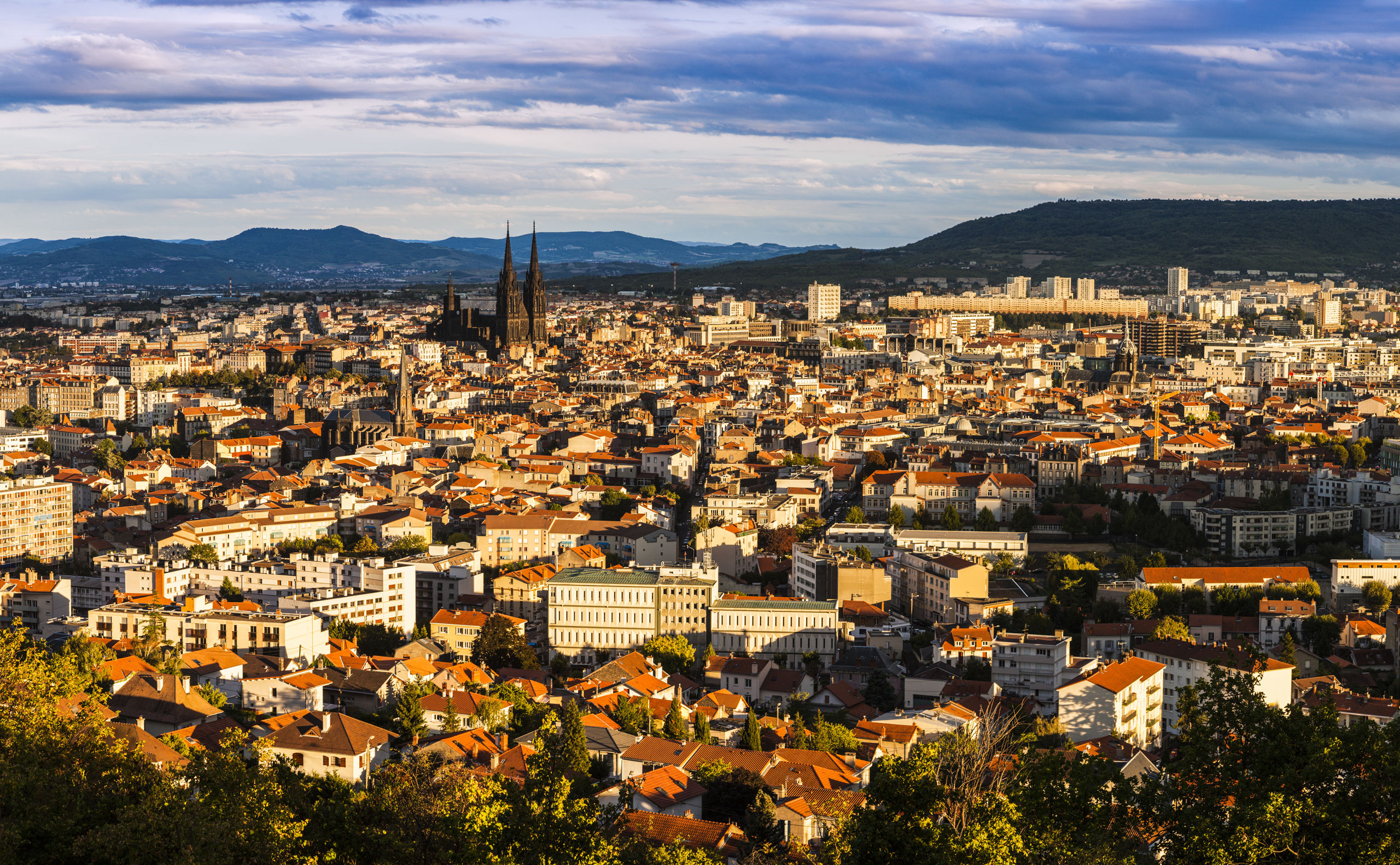 Overblikksbilde av byen Clermont-Ferrand i Frankrike. Stor katedral omringet av gamle bygg