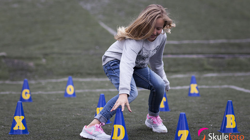 Jente som deltek i fysisk aktivitet.