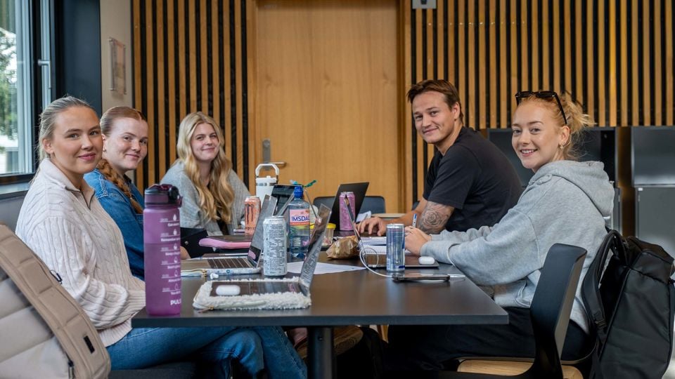 Studentar ved campus Sogndal. 