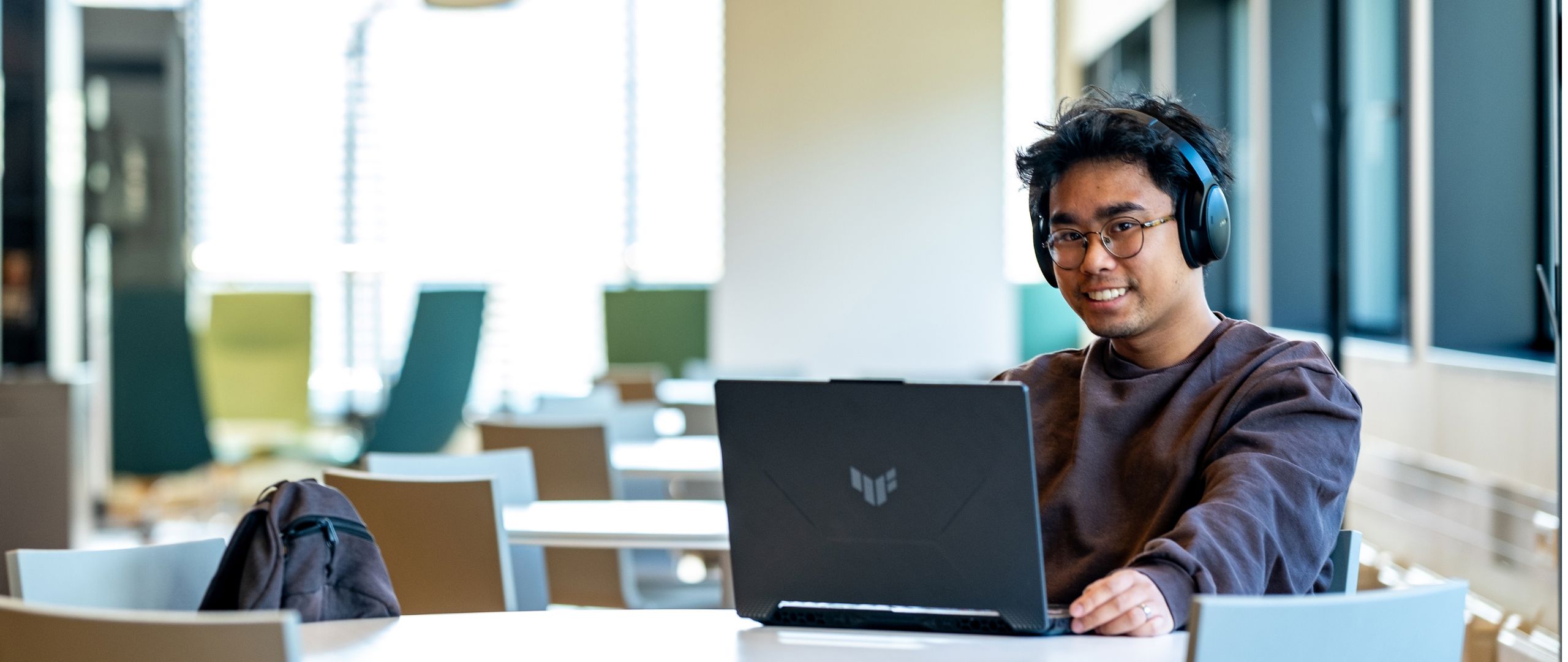 Student med pc, sogndal, studentassistent