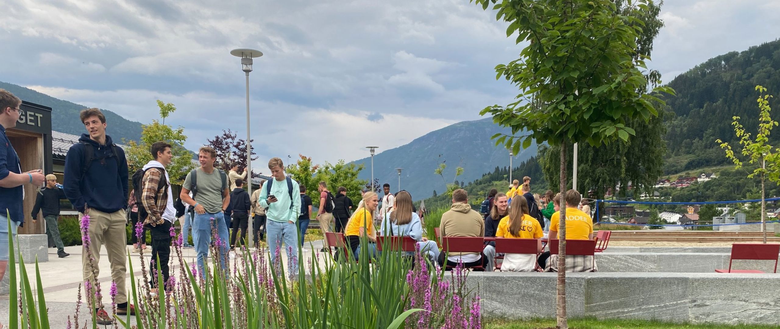 Studentar samla utandørs ved studiestart.