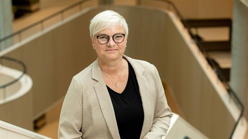 Prorektor for utdanning, Anne-Grethe Naustdal vil sørgje for at vitskapleg tilsette får nødvendig støtte til å utvikle undervisinga. Foto: Eivind Senneset.
