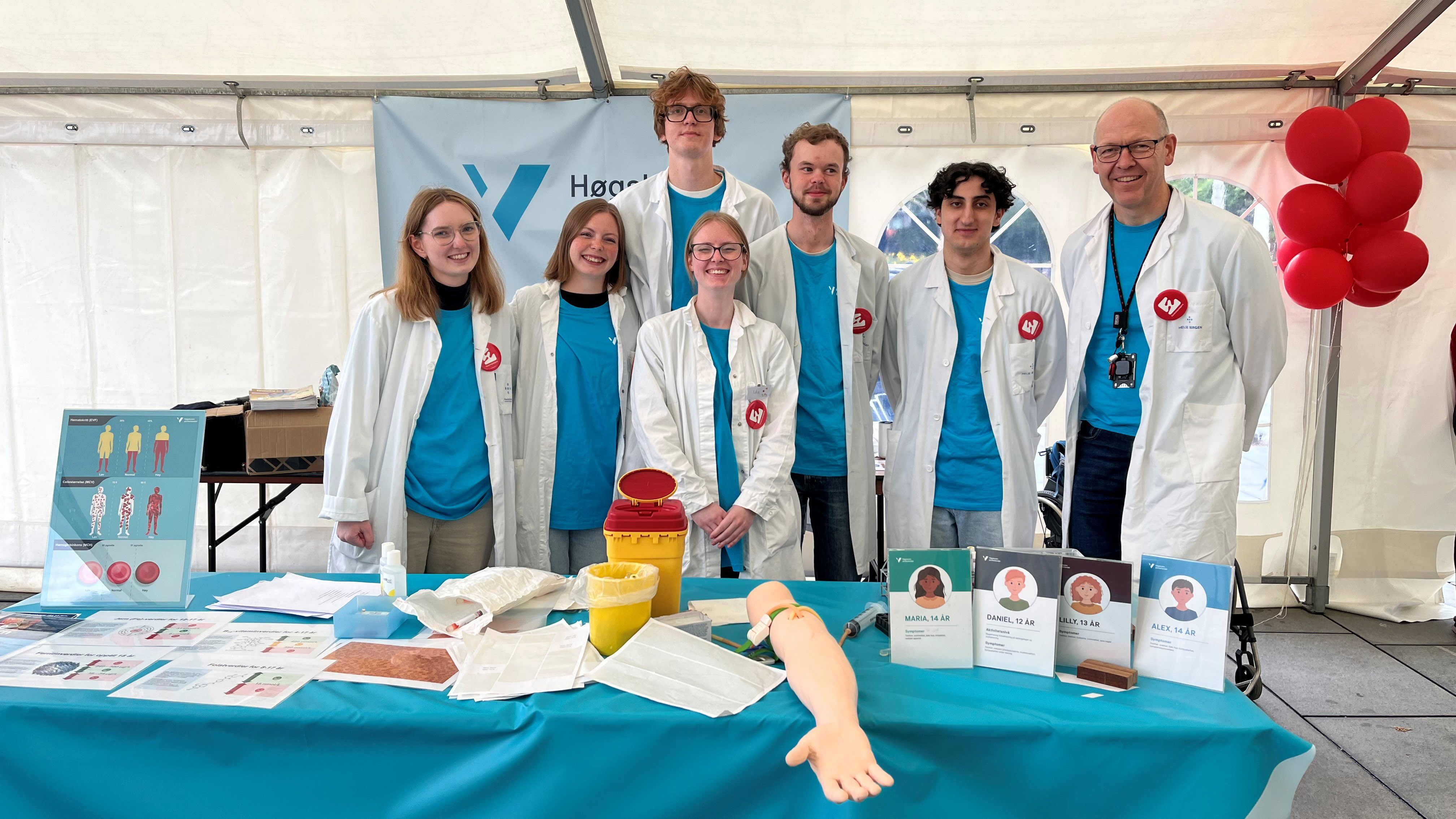 Trond Brattelid og studenter på Forskningstorget. 