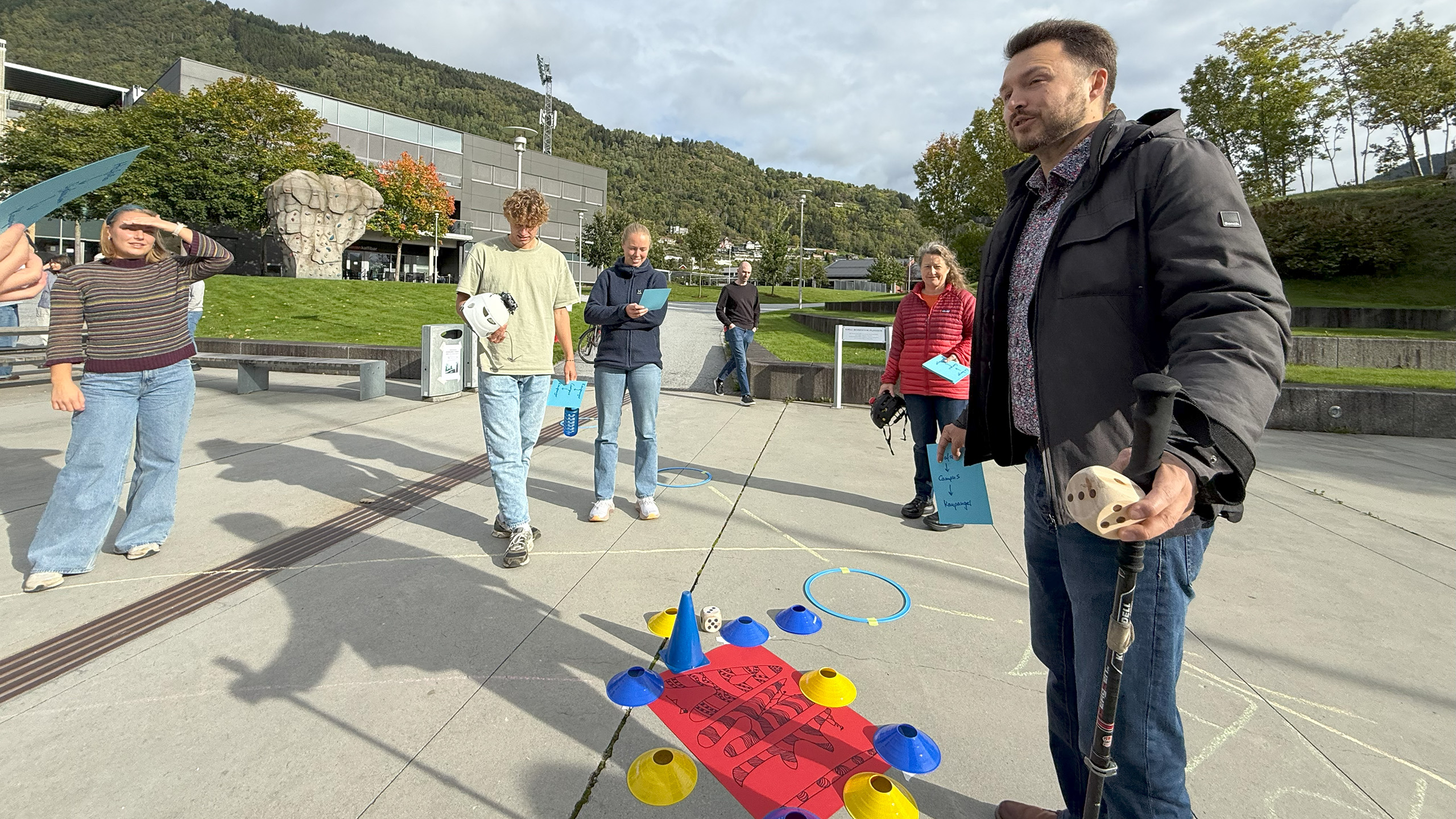 Utendørs spillaktivitet under Forskningsdagene på campus Sogndal. 