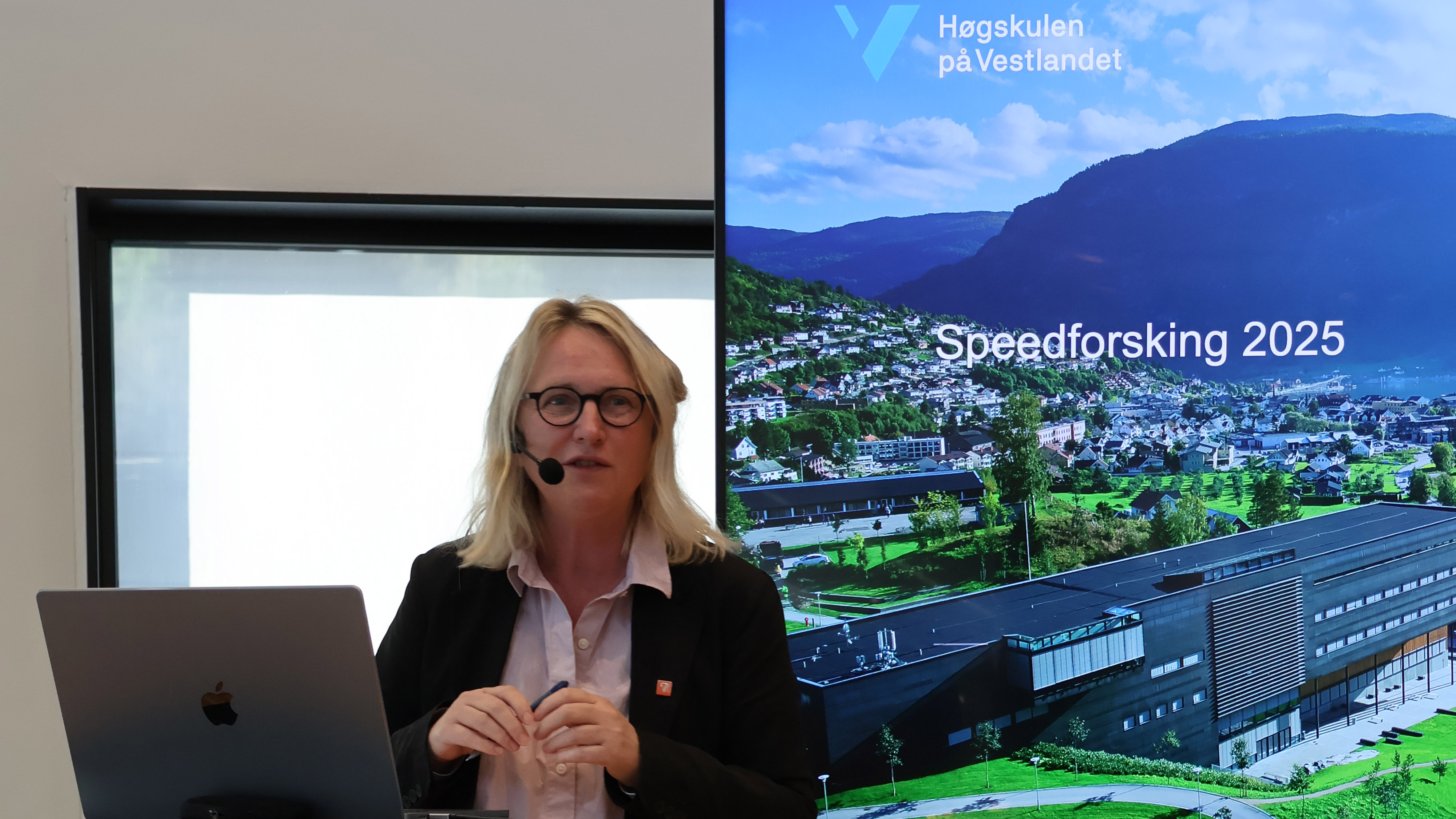 Prodekan for forskning Christine Øye innleier og presenterer på bibilioteket i Sogndal.