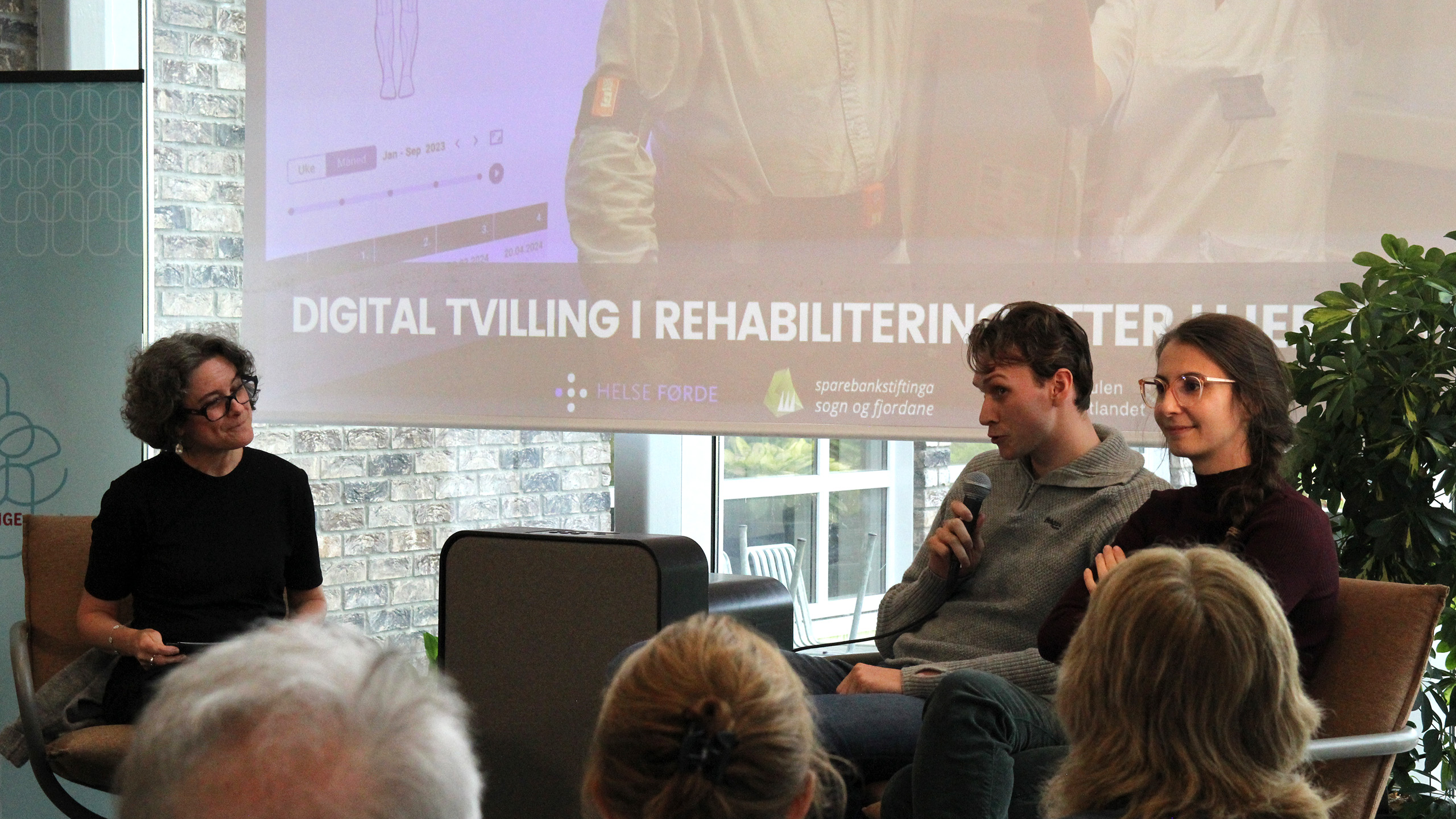 Katrine Sele på scena i samtale med stipendiat Raquel Motzfeldt Tirach og masterstudent. 