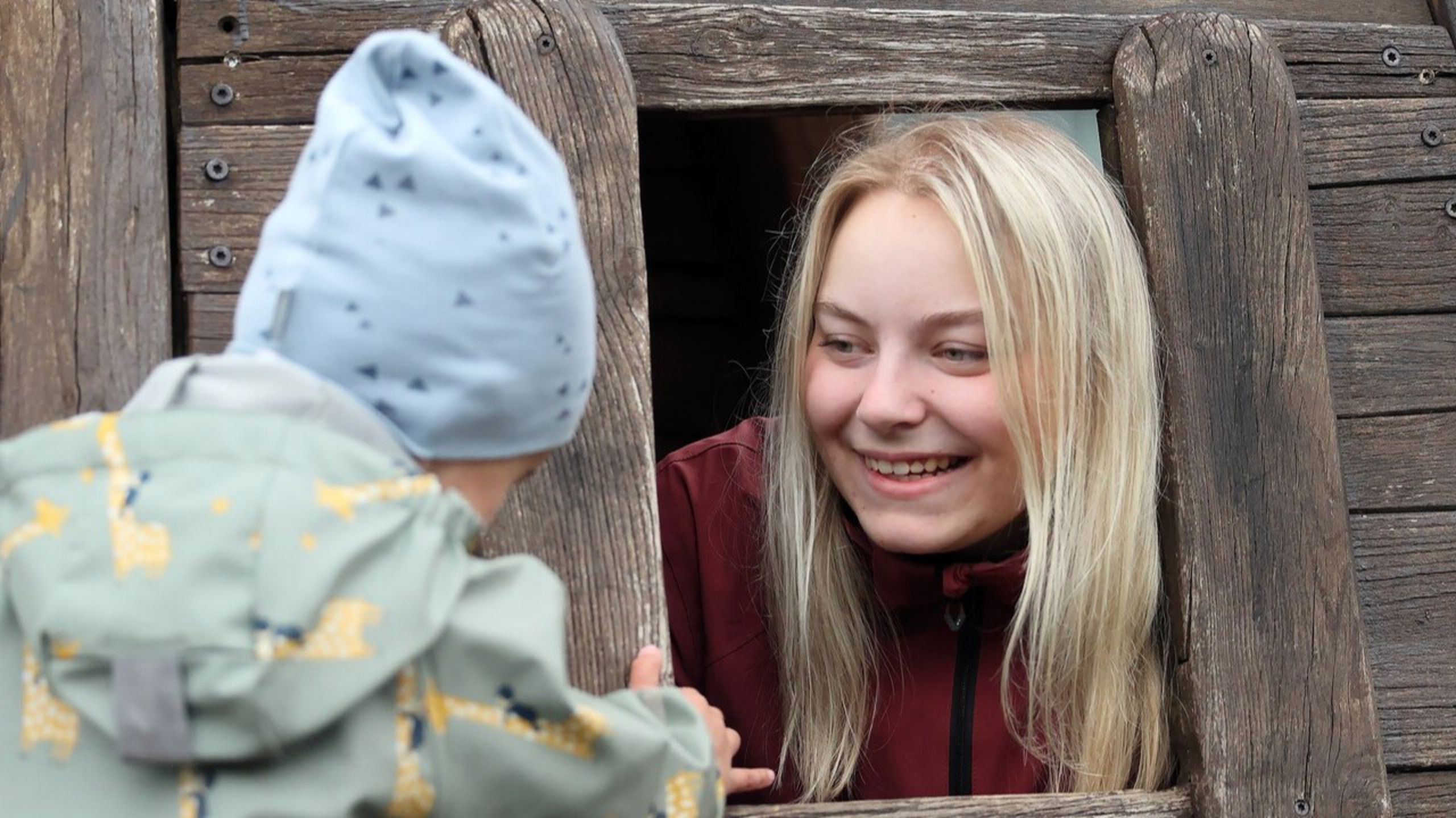 Barnehageansatt som leker med barna