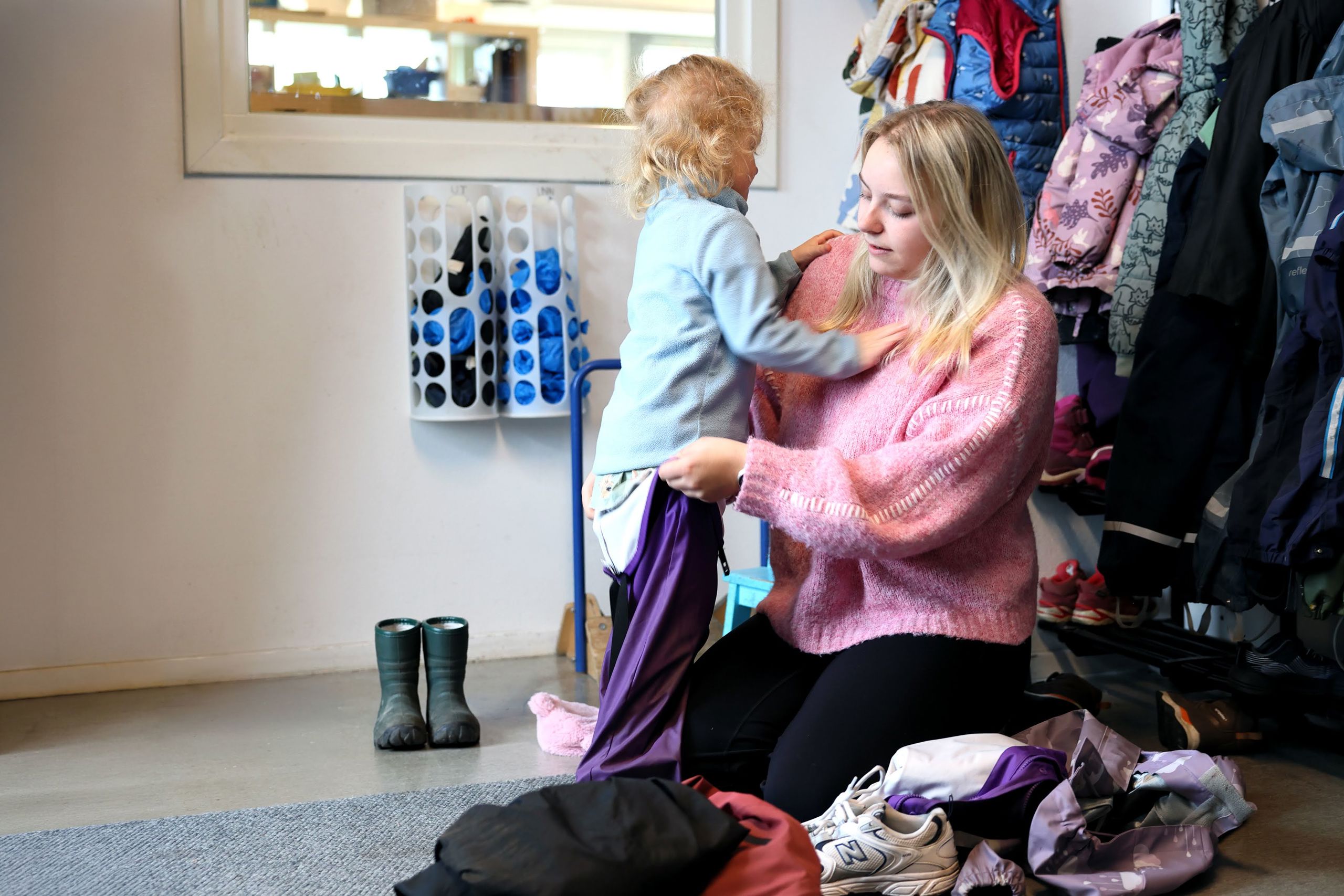 Barnehagelærar med barn i barnehage.