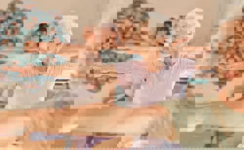 Bildet er ett KI-bilde som viser flere eldre damer i treningspositur, med armene strekt ut. 