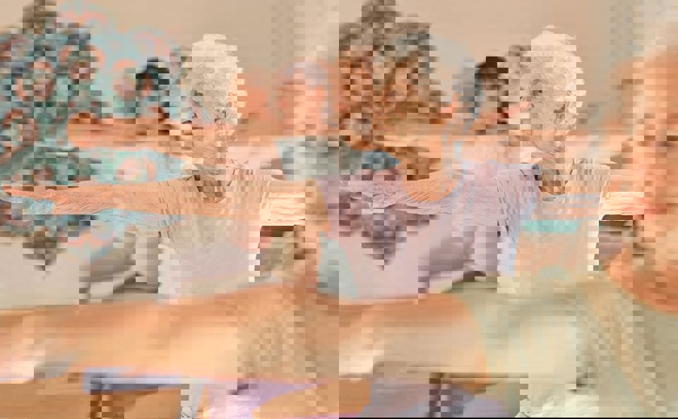 Bildet er ett KI-bilde som viser flere eldre damer i treningspositur, med armene strekt ut. 