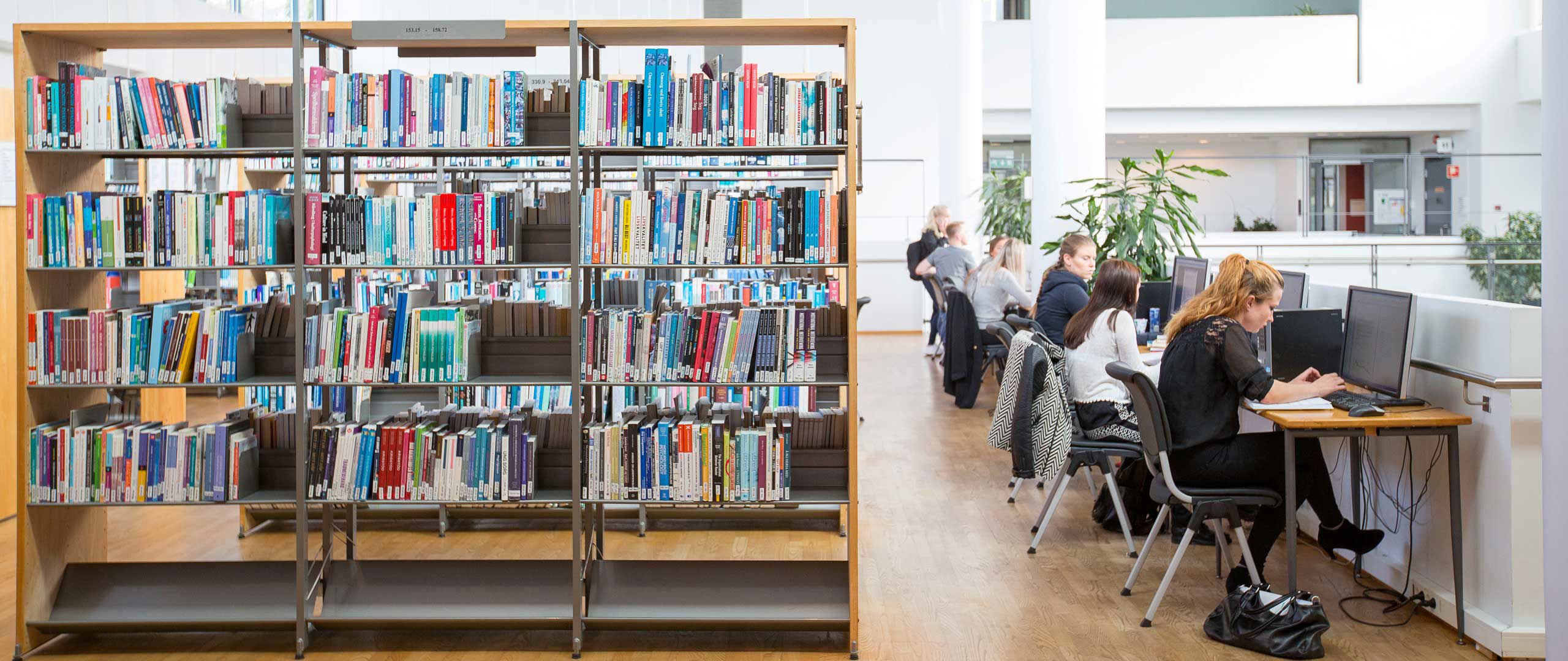 bilete av studentar som les på biblioteket