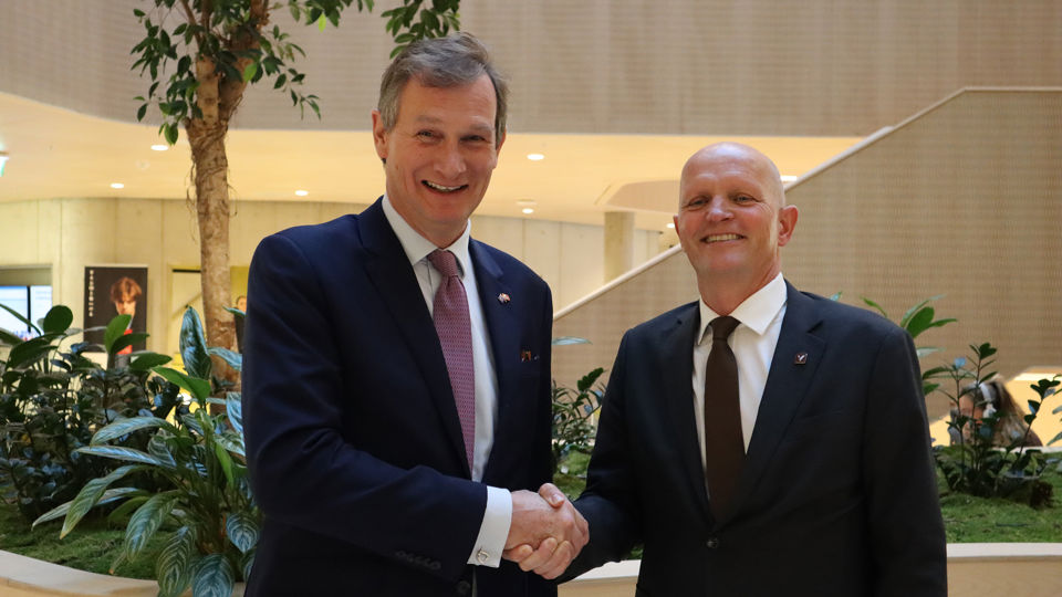 Nicolas de La Grandville og Gunnar Yttri tar hverandre i hånden