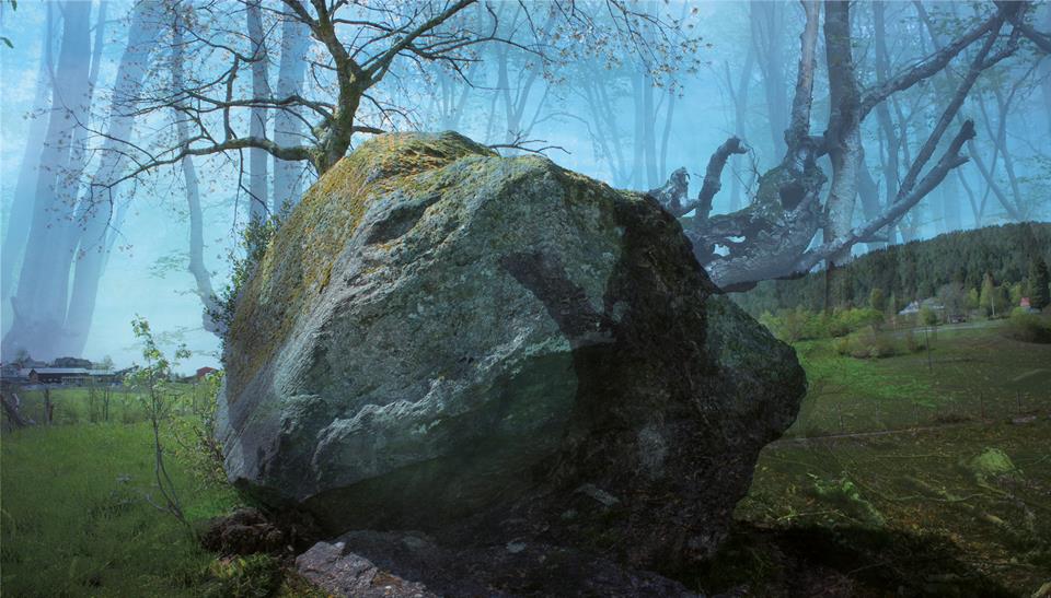 En illustrasjon viser en stor gråstein, i et mystisk miljø med mørke farger og trær rundt.