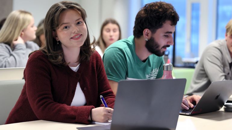 Jente med pc i klasserom, juss, kronstad