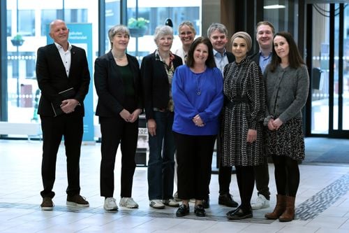 Gruppefoto av NOKUT-komiteen saman med rektor Grunnar Yttri. 