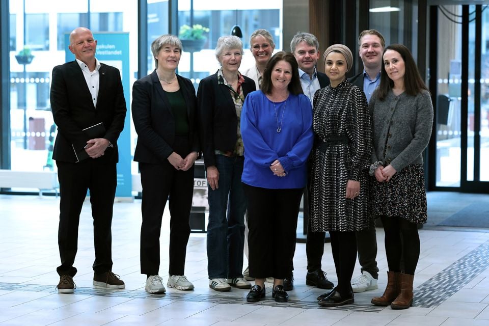Gruppefoto av NOKUT-komiteen saman med rektor Grunnar Yttri. 