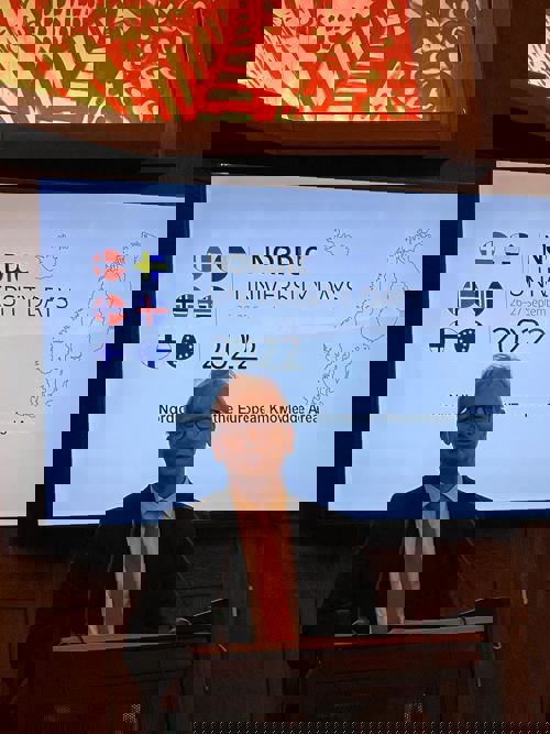 Jón Atli Benediktsson på scenen, rektor ved Universitetet på Island (Háskóli Íslands).