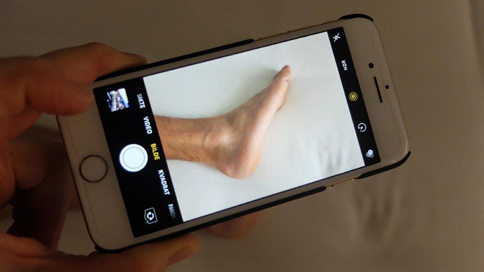 bilde av en mobil som tar bilde av en fot