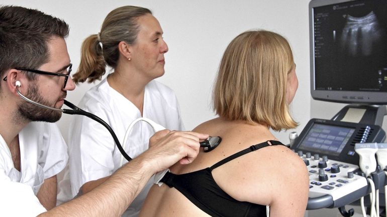 En pasient til undersøkelse av rygg.