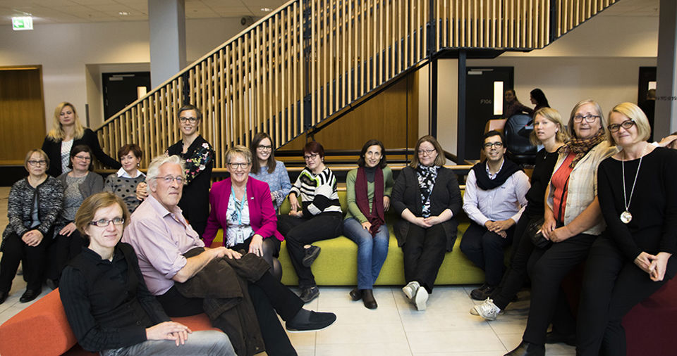 Samling av 18 personar i in sofa. Alle represantantane i Erasmus+ prosjektet EBreast, plassert i ein sofa, på campus Kronstad.