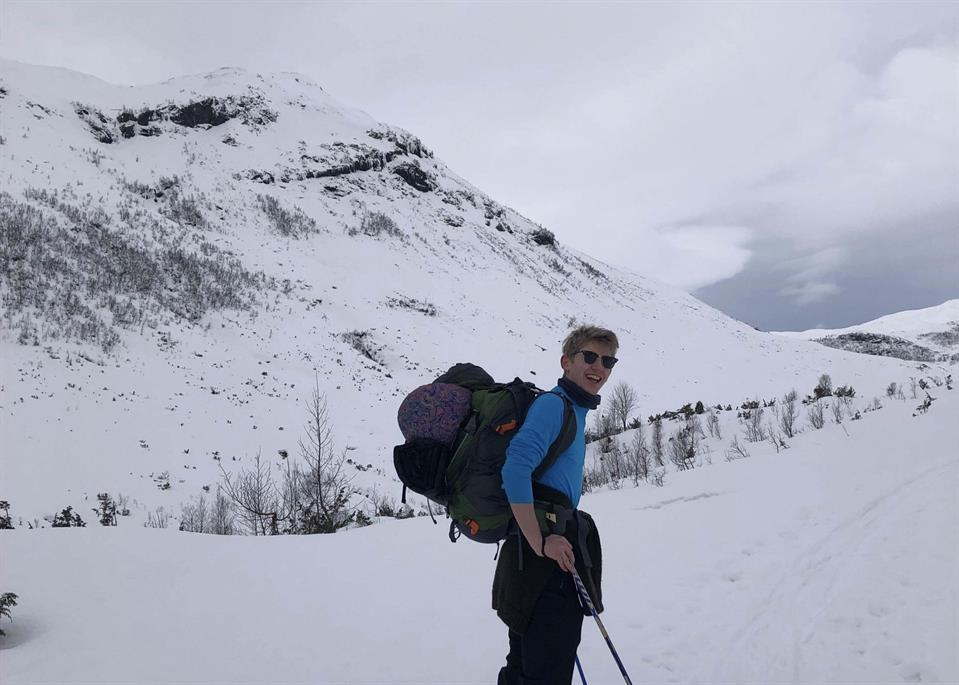 Espen har vært på flere ekskursjoner sammen med kroppsøvingsklassen. Bildet er fra en vinterovernattingstur i Oppheimsdalen.