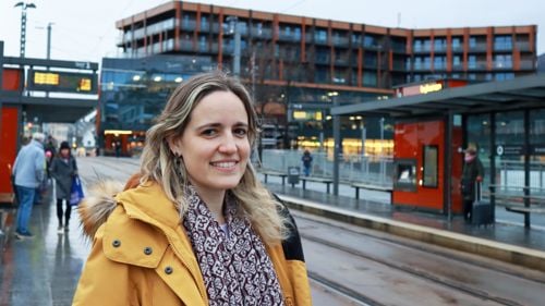 Foto av forskaren ved bybanestoppet på Kronstad. 