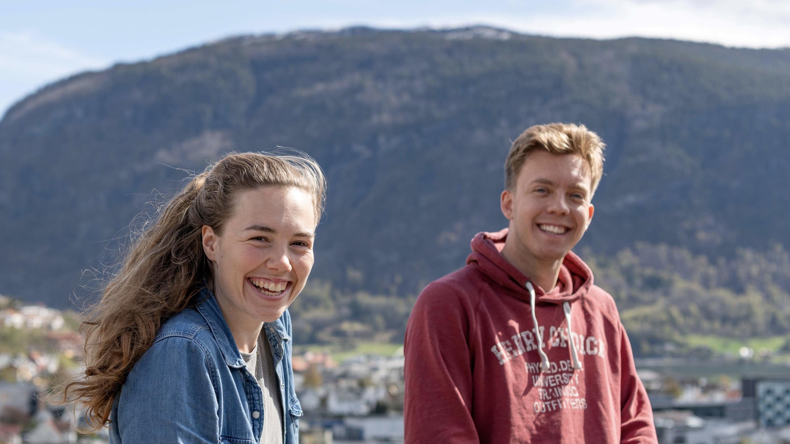 Two students, a man and a woman, outside in Sogndal.