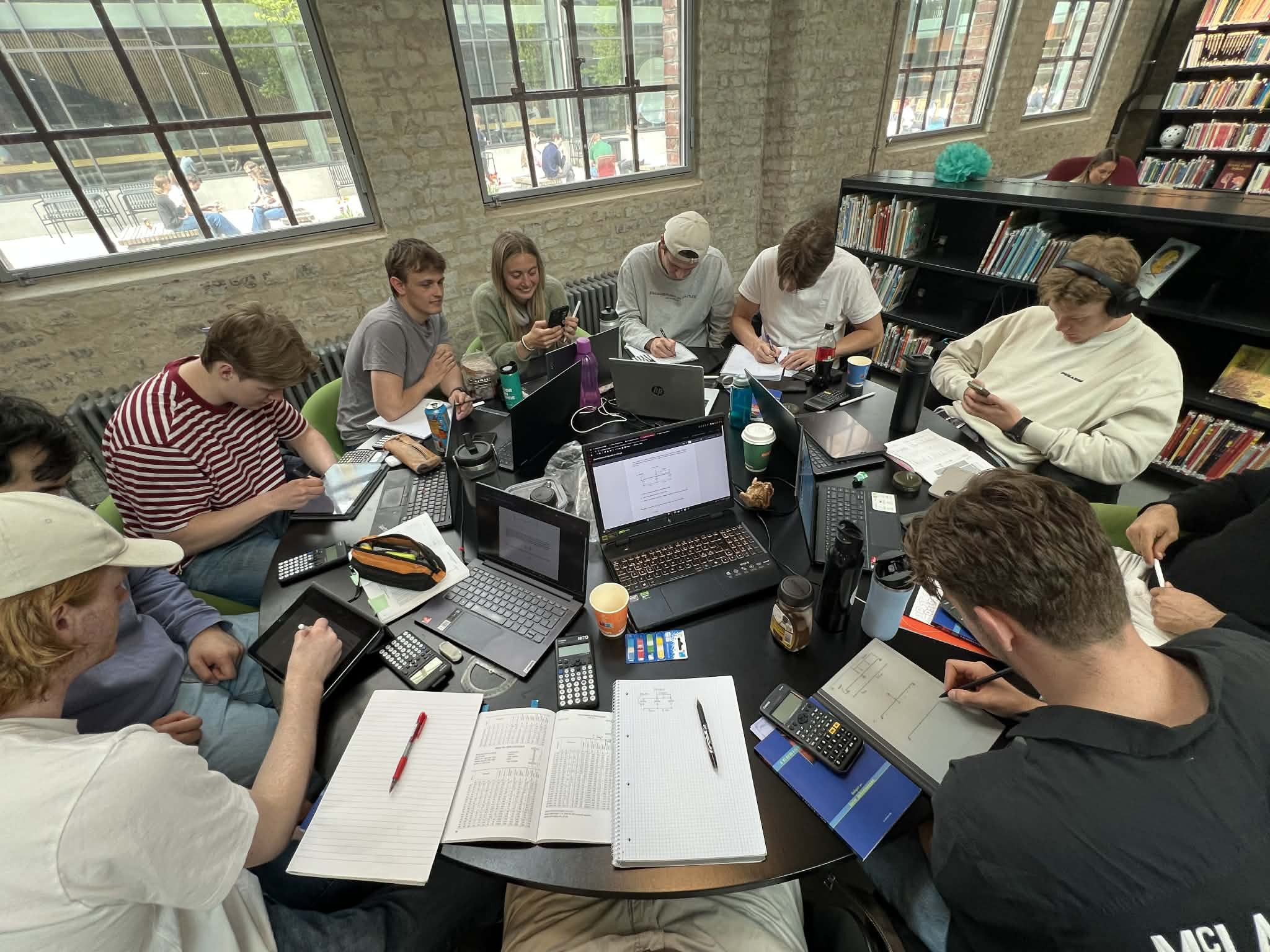 Studentar jobbar med matte ved eit rundt bord.