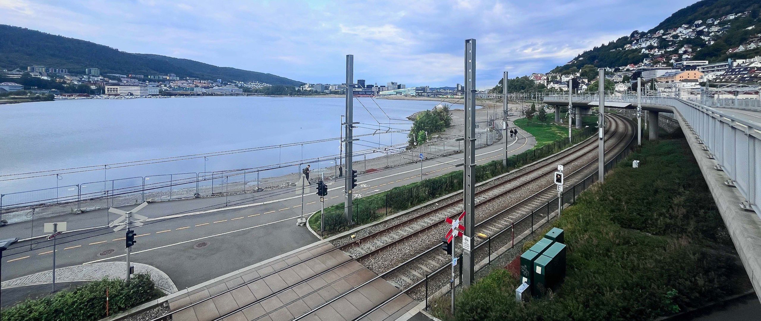 Et oversiktsbilde fra Bergen. Til høyre ser man ei sykkelbro av betong, sentralt i bildet ser man bybanespor og tilknyttet sykkelveg. Store Lungegårdsvann og området bak er også synlig i bildet.