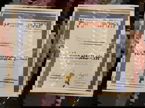 Innramma diplom med teksten "Studenthuset Meieriet tildeles Årets studentorganisasjon 2023 for sitt bidrag til å skape studentvelferd. 