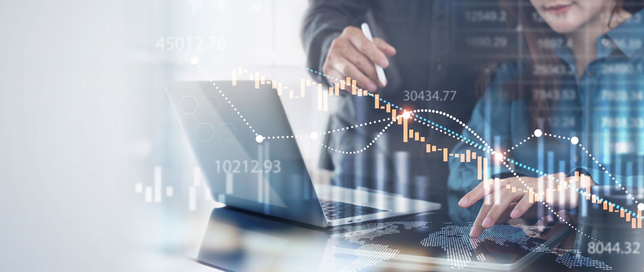 PC og grafer, personer som jobber. 