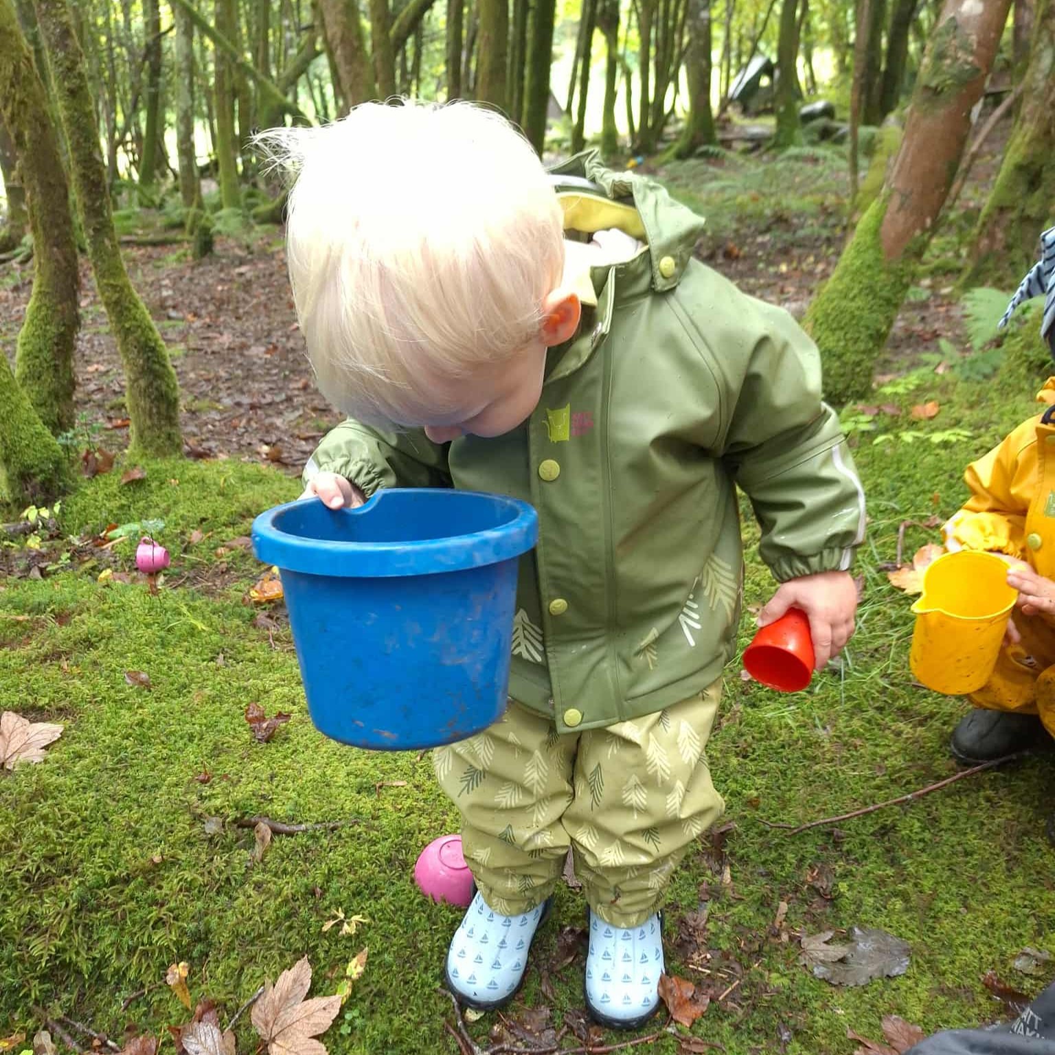 A child looks into a bucket. Photo: Kari Grutle Nappen.
