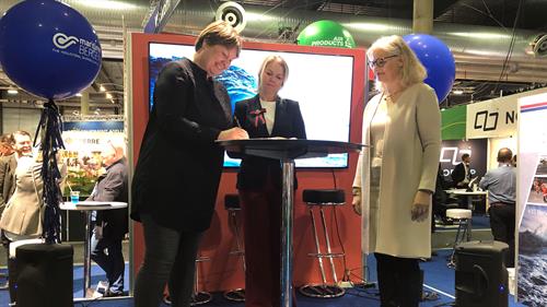 Tone Merete Brekke (HVL), Siv Remøy-Vangen (Maritime Bergen) og Randi Lunnan (BI) underskriver avtalen om morgendagens maritime lederutdanning.  