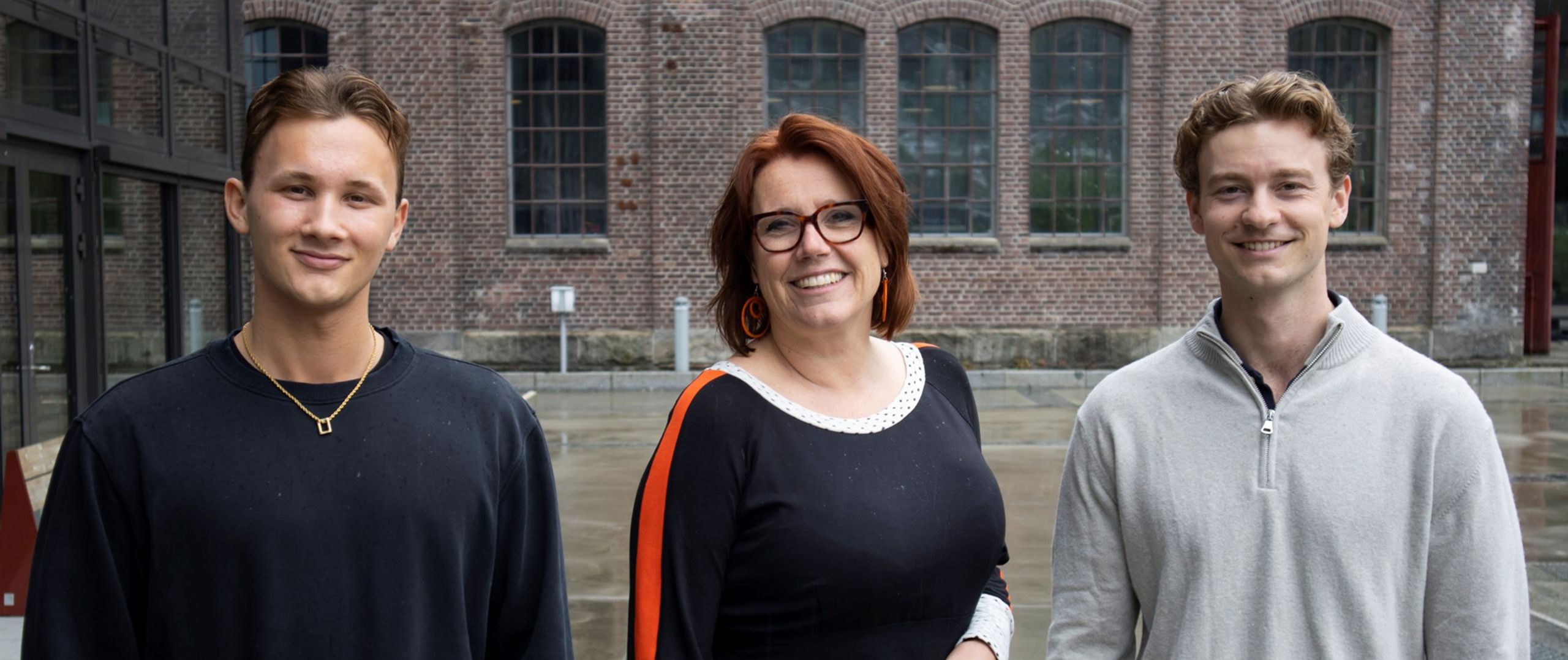 Mette Bøe Lyngstad saman med to lærarstudentar