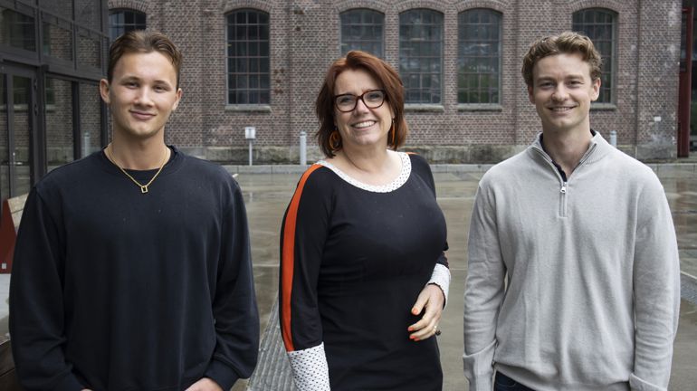 Mette Bøe Lyngstad saman med to lærarstudentar