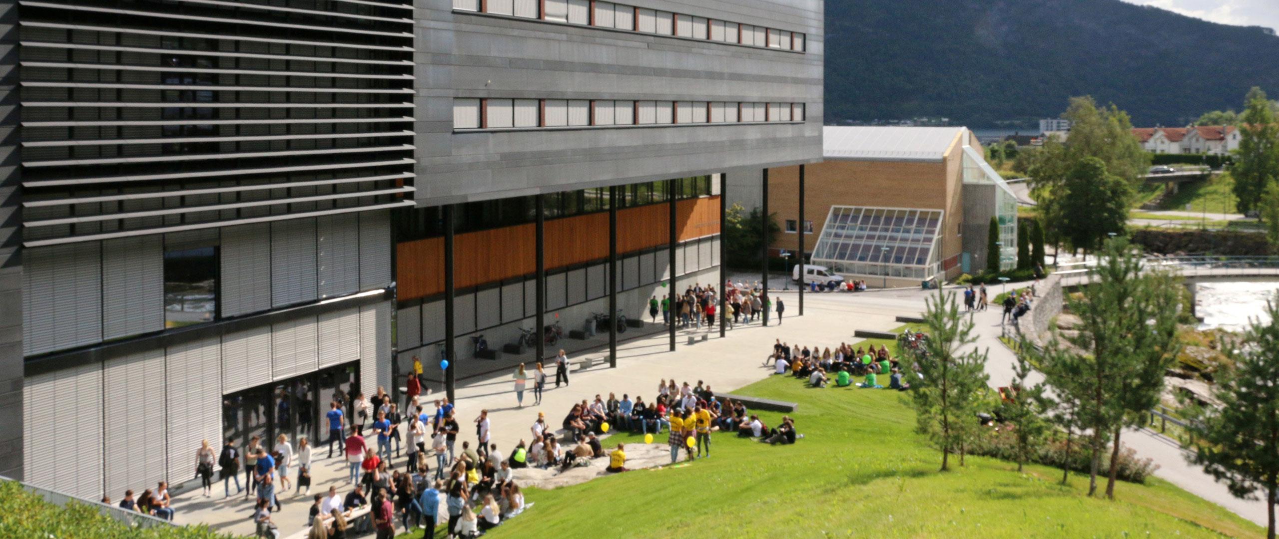 Studentar utanfor Høgskulebygget i Sogndal.