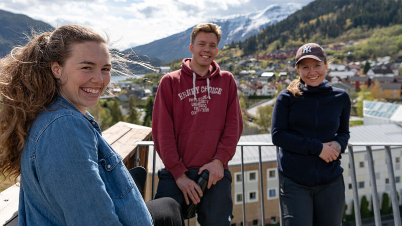 Tre studenter med utsikt over Sogndal