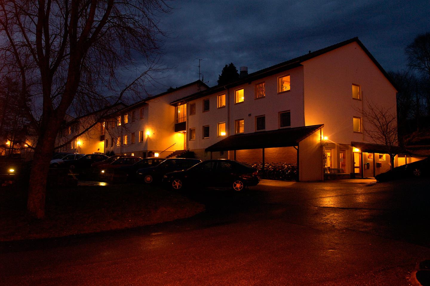 Studentaccommodations on campus Stord at night