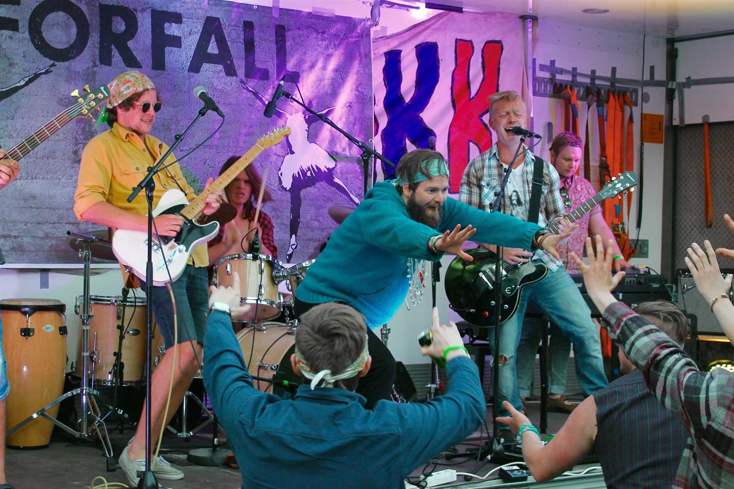 Studentar spelar konsert på musikkfestivalen Romstokk