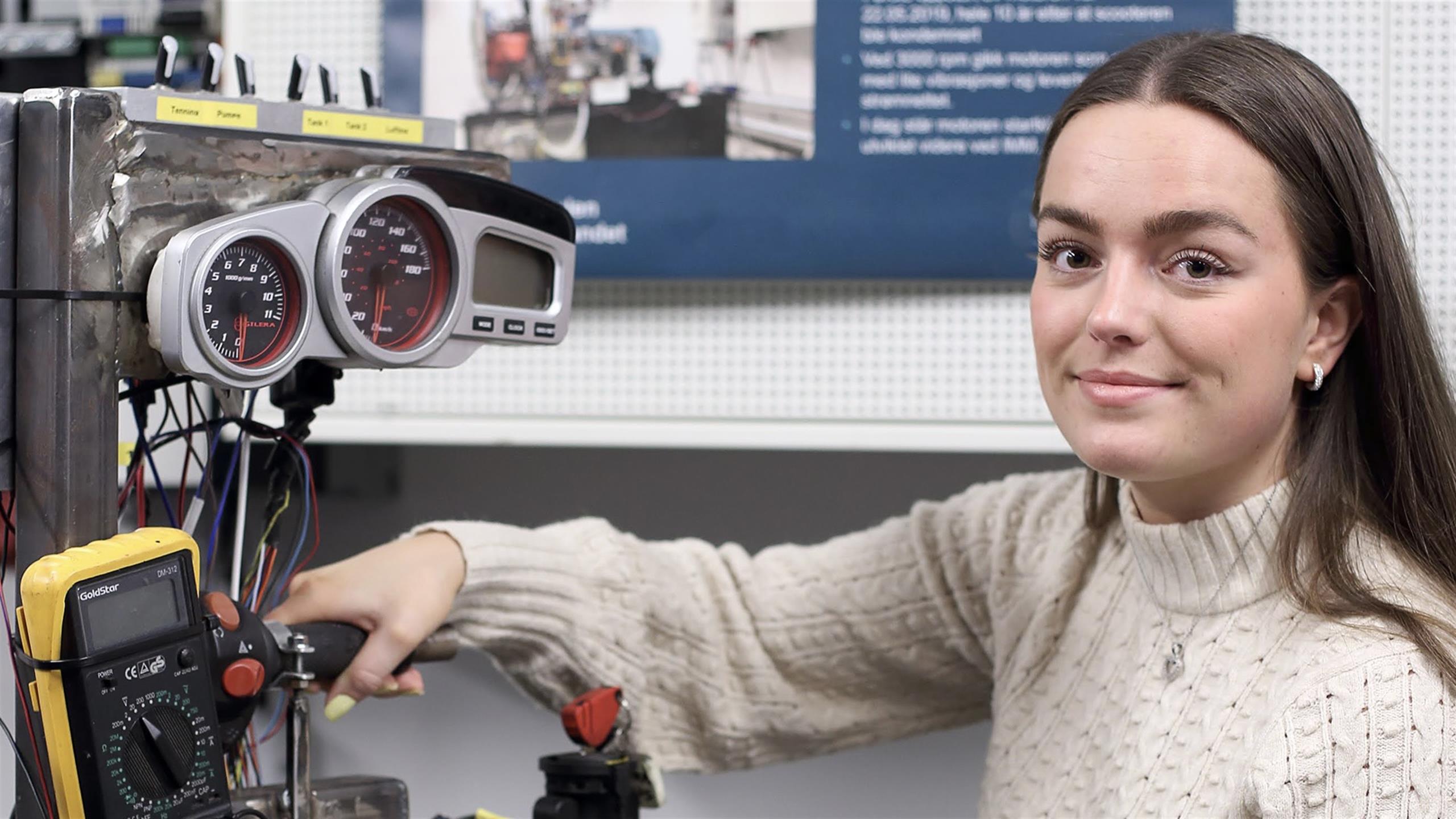 Kvinnelig student frå studiet maskiningeniør (foto)