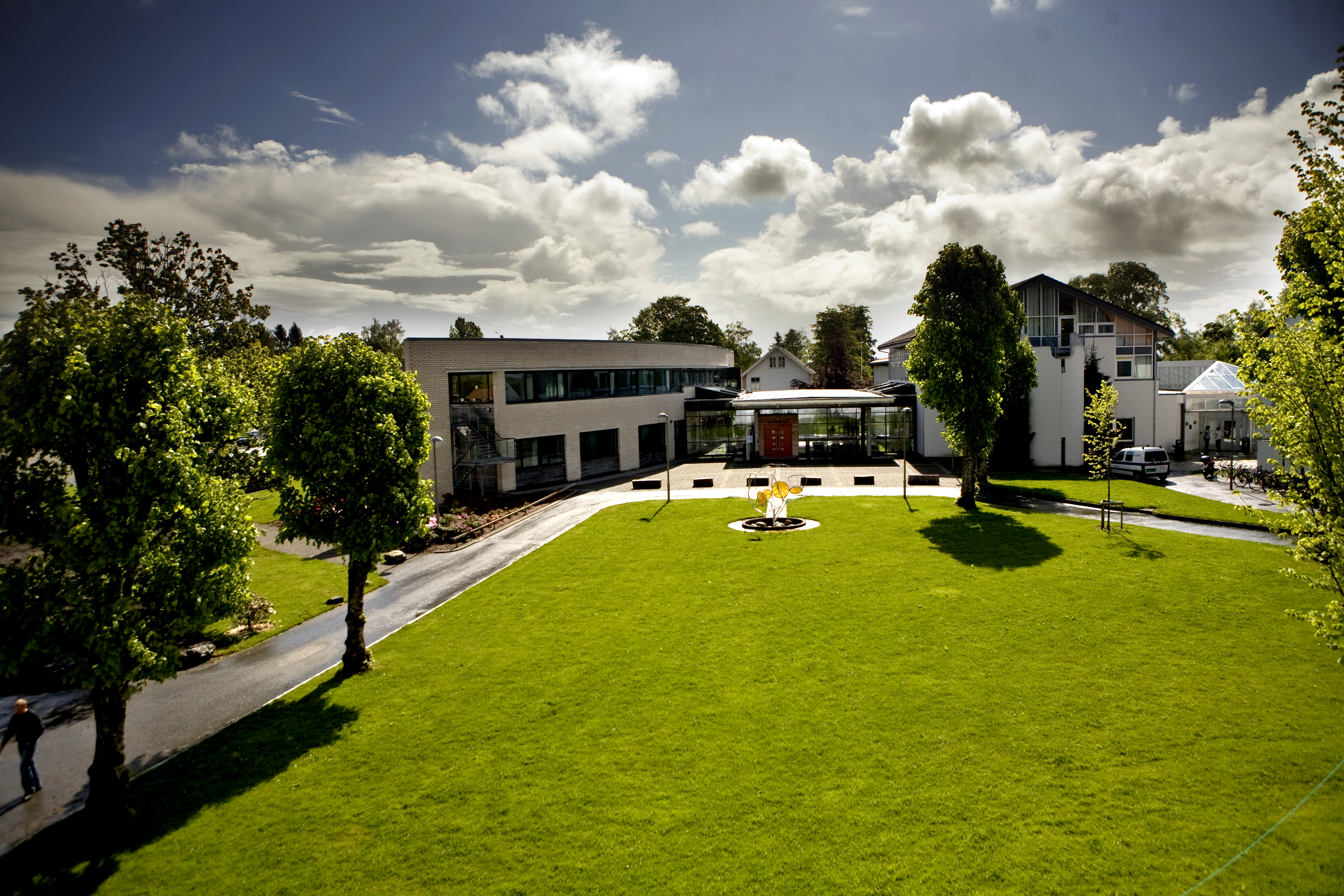 Skolebygg i solskinn