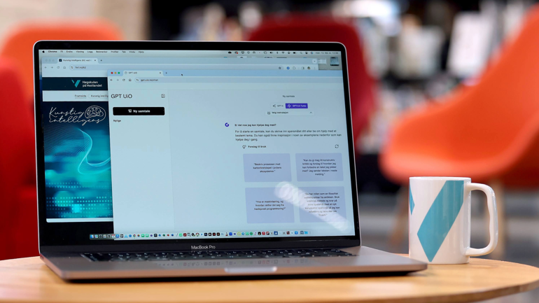 PC-skjerm og kaffikopp